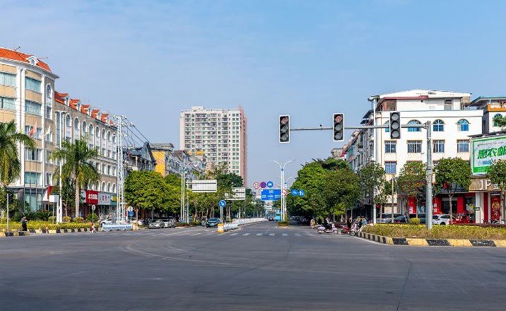 Đây là thành phố chỉ nằm cách Móng Cái, Việt Nam khoảng vài ba trăm mét.
