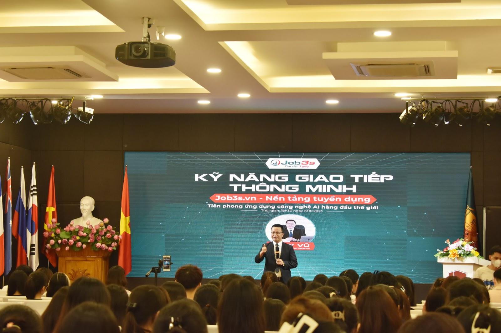 CEO Tony Vũ chia sẻ tại workshop về tính cấp thiết của việc trang bị kỹ năng giải quyết vấn đề linh hoạt cho sinh viên