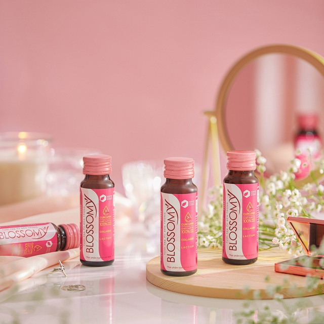 Hiện Blossomy đang được sale chỉ từ 447.000 đồng hộp 10 chai và tặng kèm em sữa rửa mặt Hada Labo Perfect White “quốc dân”.