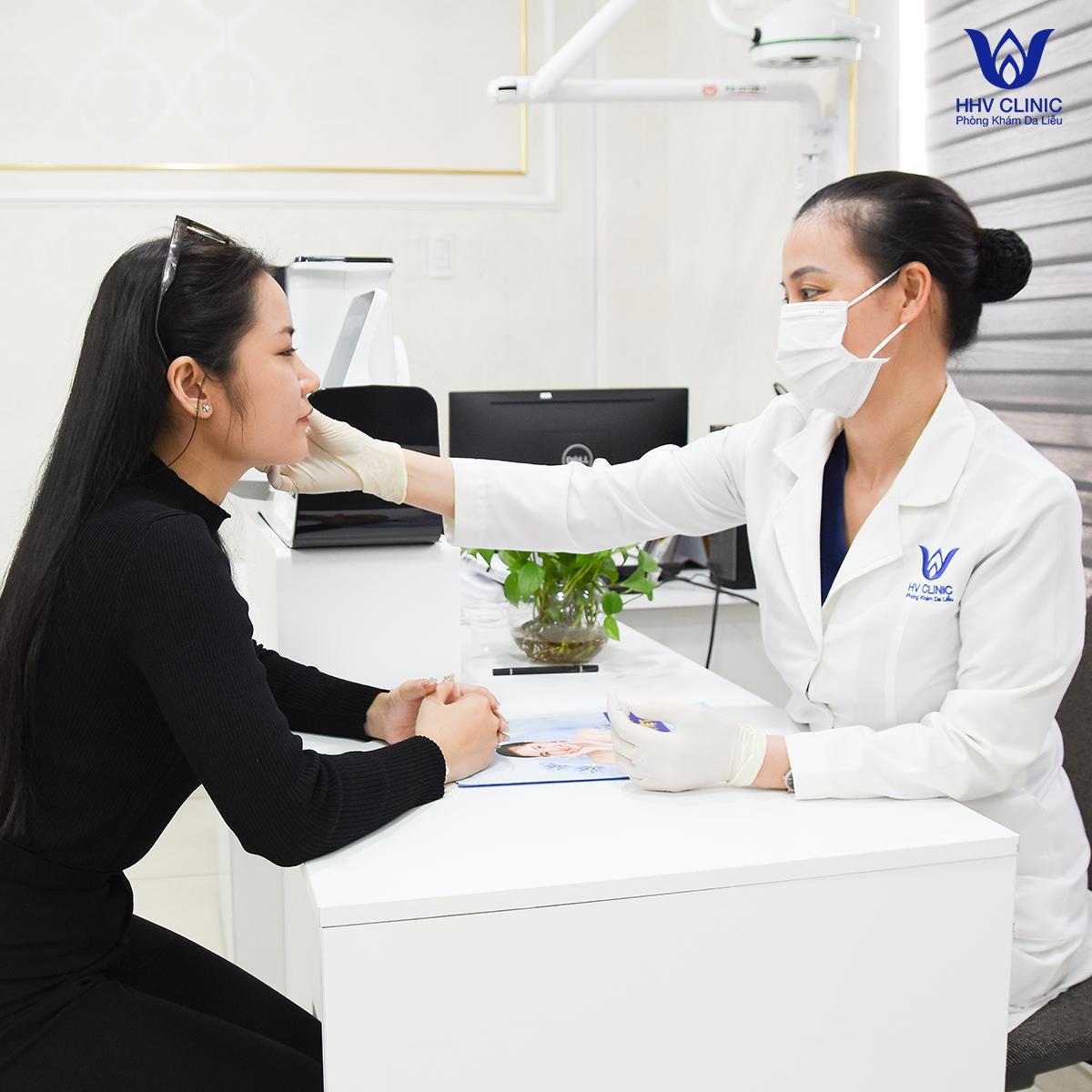 Khách hàng được bác sĩ da liễu thăm khám trước khi điều trị tại Phòng khám da liễu HHV Clinic