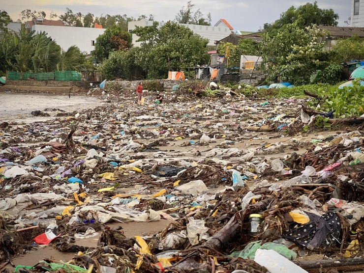 Bờ biển Quảng Ngãi bị rác thải &#39;nuốt chửng&#39; sau mưa lớn - 7