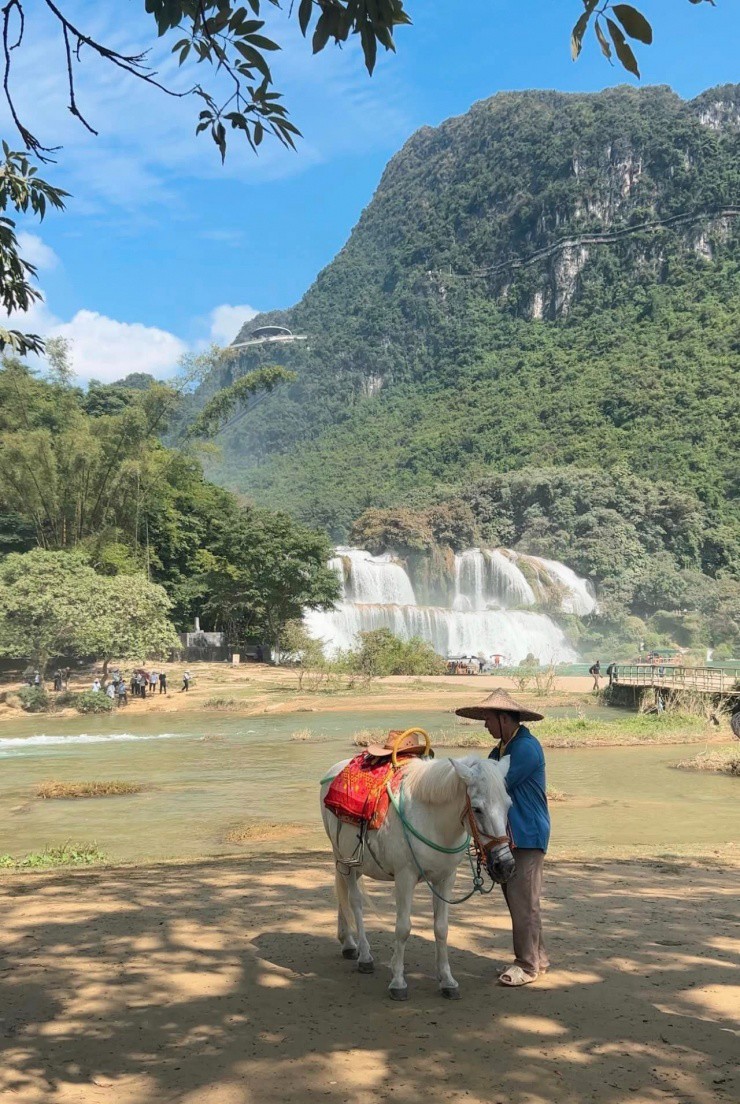 Thác Bản Giốc ngày đẹp trời.
