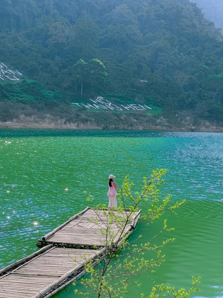 Du khách đến hồ Thang Hen.