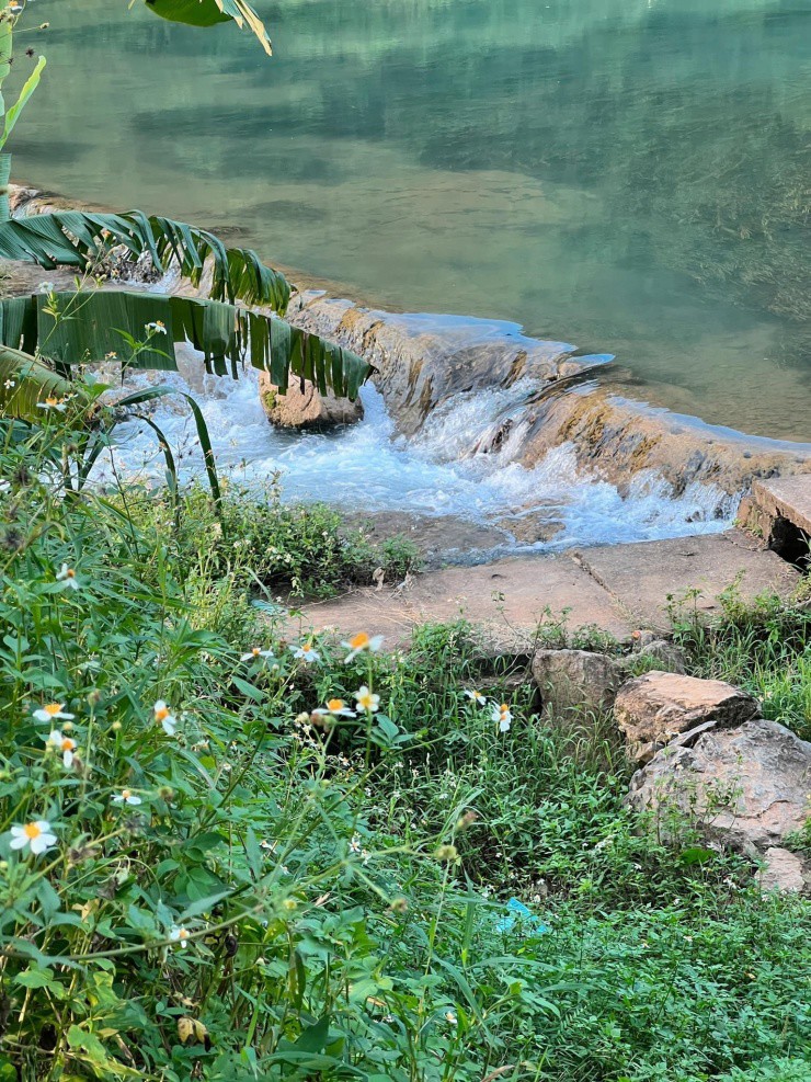 Thưởng ngoạn cảnh đẹp bên con suối...