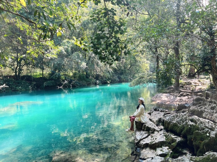 Du khách ngồi bên con suối nổi tiếng.