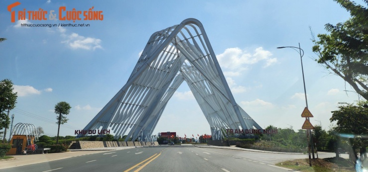 Cổng chào gần 200 tỷ đồng của tỉnh Quảng Ninh tại thị xã Đông Triều đang bị xuống cấp, bong tróc, nhếch nhác, mất tính thẩm mỹ.