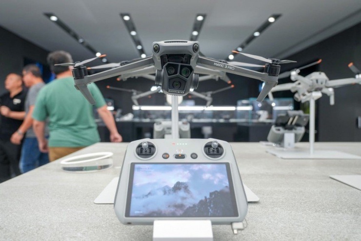 Một máy bay không người lái Mavic 3 Pro tại một cửa hàng DJI ở Hong Kong (Trung Quốc) hồi tháng 6. Ảnh: Sam Tsang/SOUTH CHINA MORNING POST