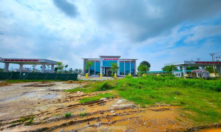 Bến xe Nam Vinh do Công ty Cổ phần Bến xe Nghệ An làm chủ đầu tư xây dựng trên khu đất mặt tiền đường Quốc lộ 1A tuyến tránh TP. Vinh có địa chỉ tại xã Hưng Lợi (huyện Hưng Nguyên, Nghệ An).