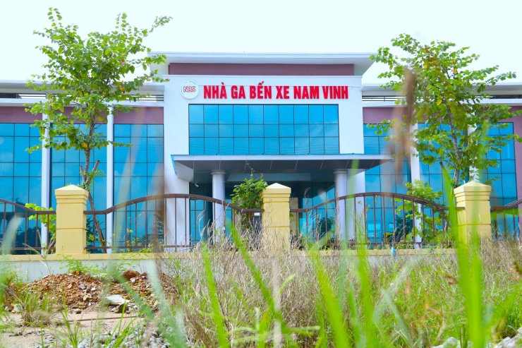 Theo thông tin đăng tải trên trang chủ của công ty này, Bến xe Nam Vinh sẽ được đầu tư xây dựng là bến xe loại 1, có diện tích bến 100.000 m2. Bến có quy mô 500 chuyến xe xuất bến mỗi ngày và 15.000 lượt người đi xe. Tổng mức đầu tư dự án là 250 tỷ đồng.