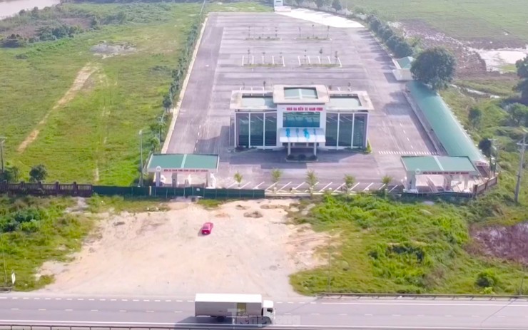 Trong đó giai đoạn 1, bến xe được xây dựng có diện tích 19.000 m2 với tổng mức đầu tư 32 tỷ đồng. Tháng 3, Bến xe Nam Vinh đã hoàn thành các hạng mục xây dựng, dự kiến sẵn sàng hoạt động ngay khi vận tải khách tại Bến xe chợ Vinh buộc phải dừng lại.