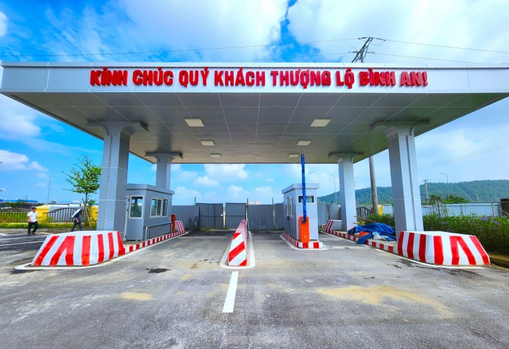 Tại hiện trường, Bến xe Nam Vinh đã hoàn thành toàn bộ các hạng mục như tòa nhà chính, hệ thống bãi xe, tường rào, cổng đón xe ra vào bến và các công trình phụ trợ.