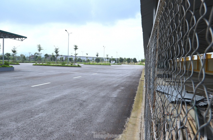 Sân bãi khu vực đậu xe đón hành khách đã được xây dựng hoàn thiện.
