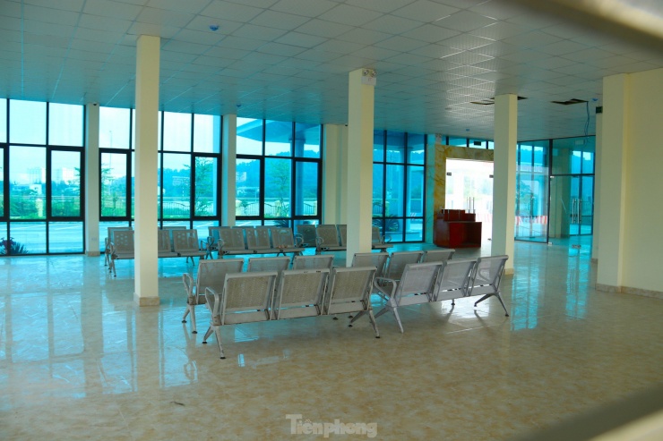 Bên trong nhà điều hành chính đã được lắp các trang thiết bị, bàn ghế phục vụ hành khách.