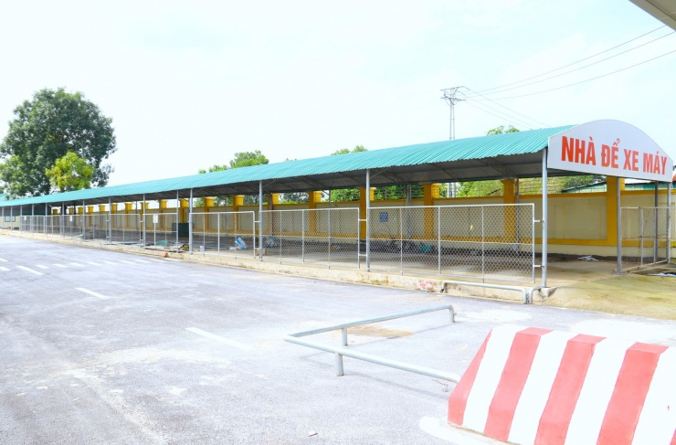 Khu nhà để xe máy cho khách đến đã được hoàn thiện.