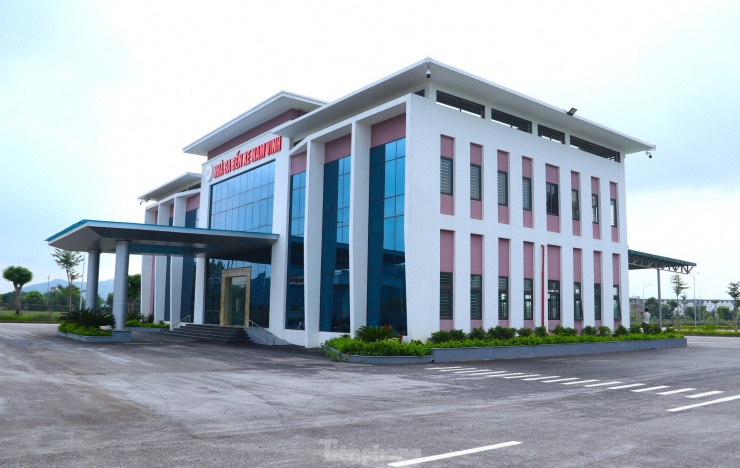 Khu nhà chính đã được xây dựng hoàn thiện trông khá hiện đại.