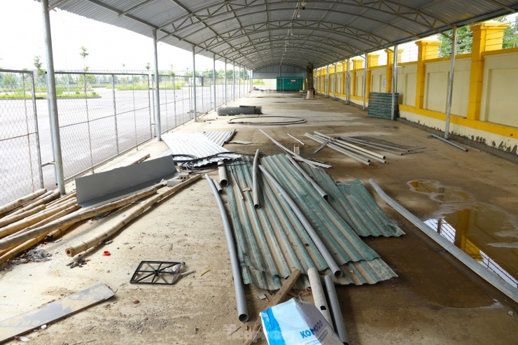 Tuy nhiên bên trong còn ngổn ngang vật liệu.