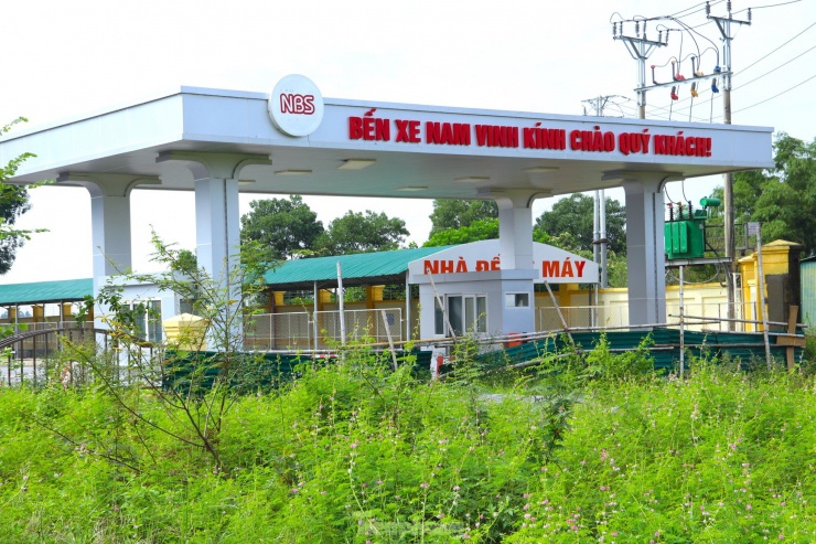 Được biết, sau khi bến xe này đi vào hoạt động, thành phố Vinh sẽ có 4 bến xe khách gồm: Bến xe bắc Vinh và Bến xe Nam Vinh (thuộc Công ty cổ phần Bến xe Nghệ An); Bến xe Miền Trung nằm trên Quốc lộ 1A tuyến tránh TP. Vinh đoạn qua phường Vinh Tân (TP. Vinh); Bến xe phía Đông.