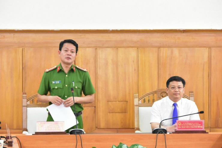 Đại tá Vũ Văn Tấn (trái), Phó cục trưởng Cục C06 Bộ Công an. Ảnh C06