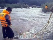 Công an ném dây giải cứu người đàn ông bị kẹt giữa sông La Ngà