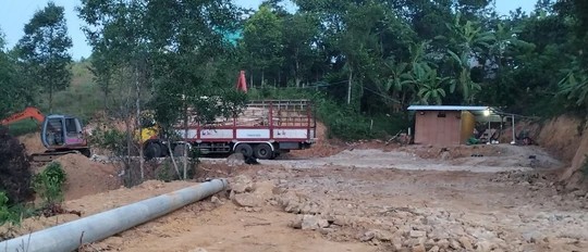 Cơ sở thu mua keo tràm có gắn cân tải trọng của ông Pháp vẫn hoạt động, bất chấp lệnh cấm của chính quyền. Ảnh: Huyền Nga.