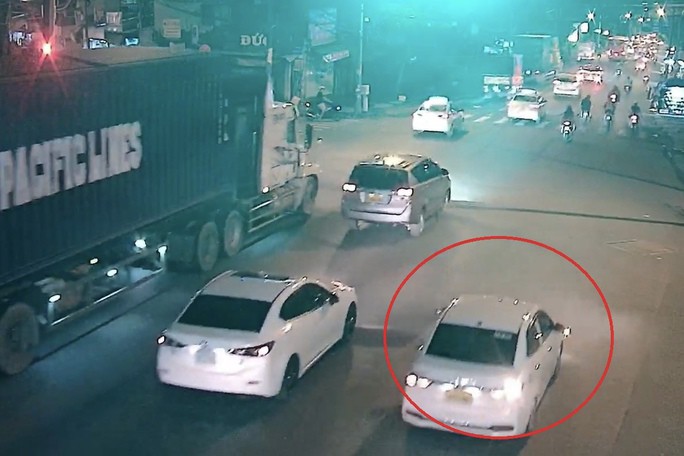 Ô tô 5 chỗ liên quan.