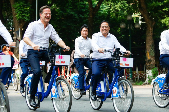 Thủ tướng Phạm Minh Chính cùng Thủ tướng Hà Lan Mark Rutte đạp xe trên phố Hà Nội. Ảnh: Hữu Hưng
