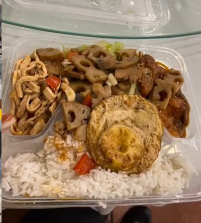 Nhiều người cho rằng gia chủ đã quá sơ sài khi đãi khách món cơm hộp như thế này. Ảnh: Weibo