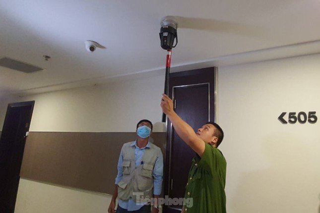 Lực lượng chức năng kiểm tra thiết bị báo cháy tại cơ sở cho thuê phòng ở TP Thủ Đức. Ảnh: Hoàng Thuận