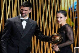 Djokovic bất ngờ bị phản ứng khi trao Quả bóng vàng bóng đá nữ 2023