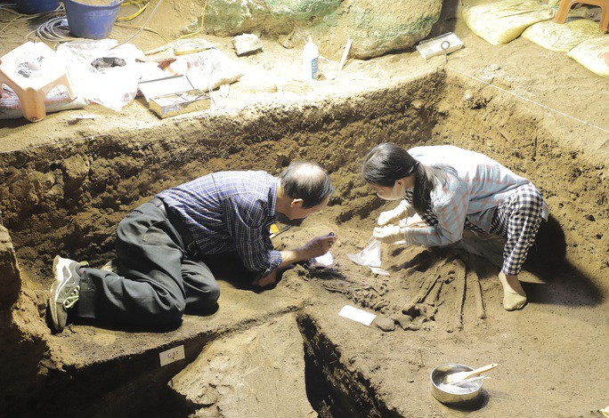 Các nhà khảo cổ học phát hiện di cốt người từ 10.000 năm trước tại Hang đội 4 (vùng lõi quần thể danh thắng Tam Chúc tại tỉnh Hà Nam). Ảnh: Viện Khảo cổ học