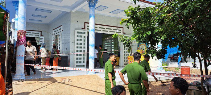 Lực lượng công an khám nghiệm hiện trường vụ án mạng - ảnh CACC