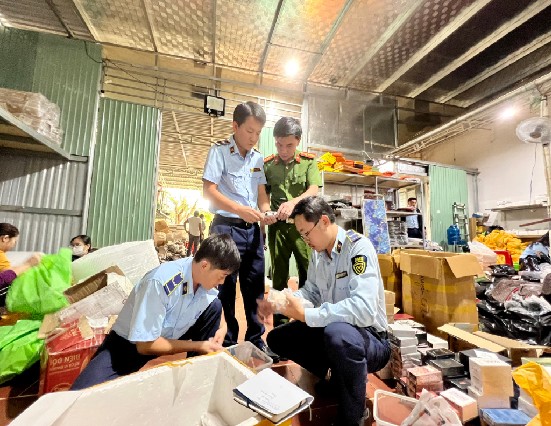Cơ quan chức năng đang tiến hành kiểm tra số hàng tại hộ hộ kinh doanh Trương Ngọc Quyên.