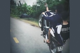 Tin tức trong ngày - Biểu diễn rồi tung clip “bốc đầu lại còn vắt chân”, nam thanh niên bị khởi tố