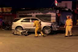 Giao thông - Đô thị - Video: Ô tô tông nhiều xe máy đang dừng đèn đỏ ở TP Thủ Đức