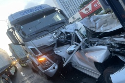 Tin tức trong ngày - Ớn lạnh hình ảnh ô tô con bẹp rúm sau tai nạn ở TP.HCM