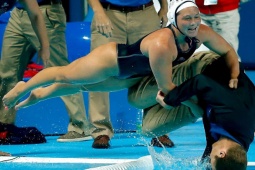 Tranh vui - Không thể bỏ qua loạt ảnh "khó đỡ" trong thể thao