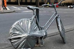 Khi con người sử dụng băng keo một cách cực "vô tri"