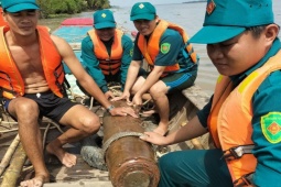 Tin tức trong ngày - Đi đánh cá, phát hiện quả bom gần 340 kg còn nguyên ngòi nổ