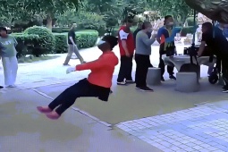 Clip hài hước - Choáng váng khi xem các tiền bối rèn luyện sức khỏe