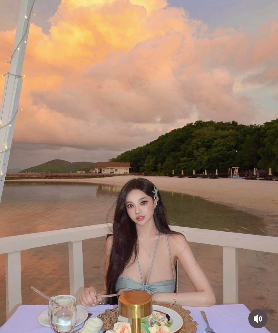 Hot girl Trung Quốc 1 triệu fan mặc váy lụa đi biển, khoe vòng 1 đẹp "trời phú" - 2