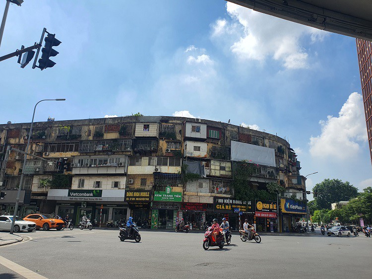 Những khu tập thể trên "đất vàng" giữa trung tâm thành phố Hà Nội đang chờ được cải tạo.