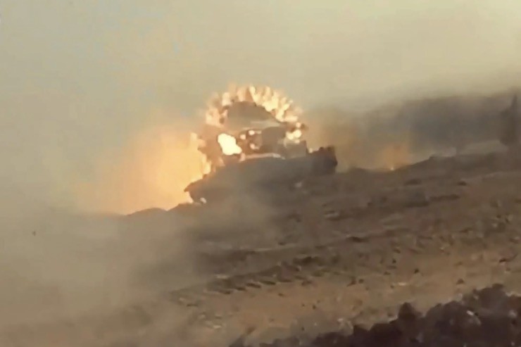 Xe tăng Israel bốc cháy sau đòn tấn công của tay súng Hamas.