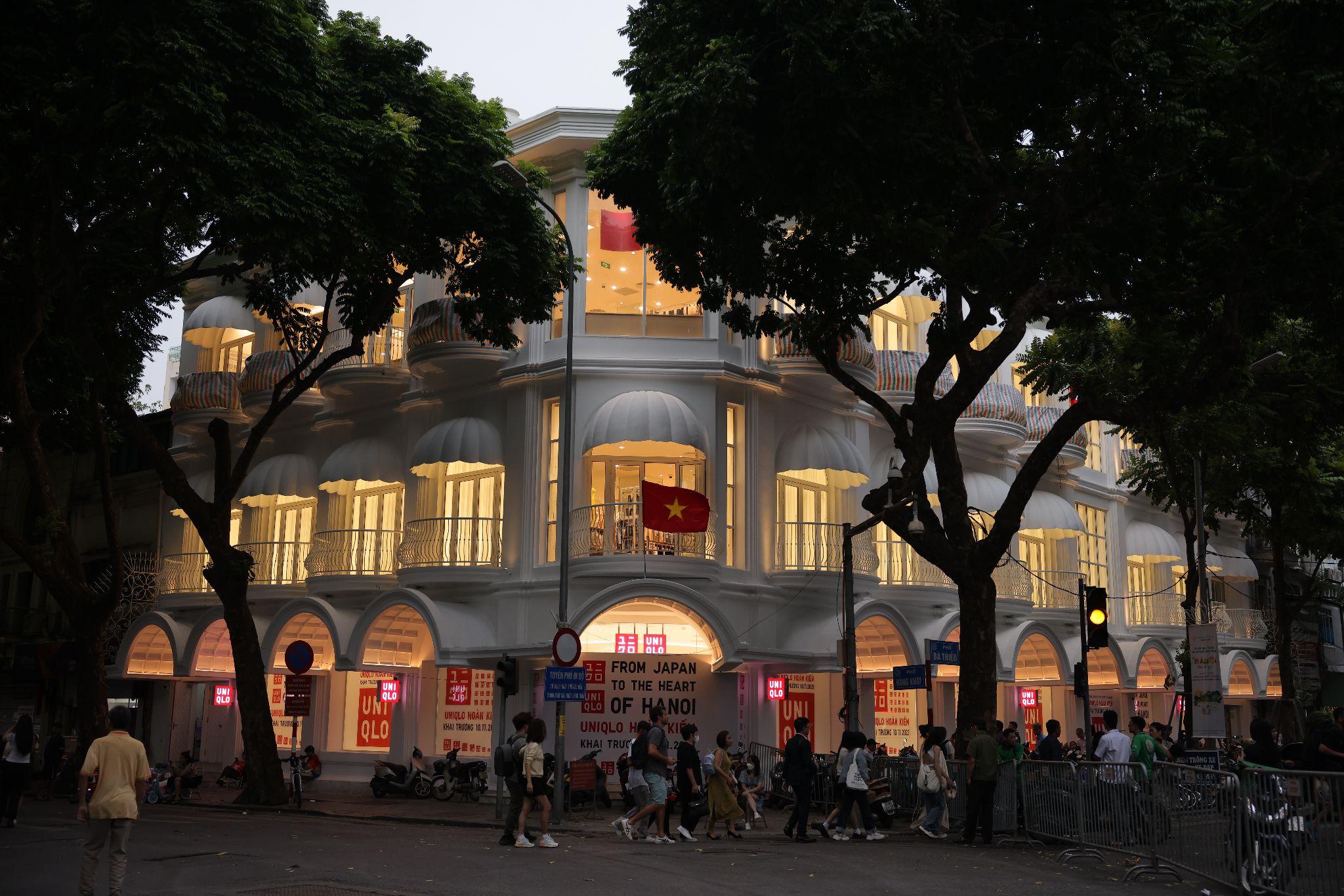 Nhìn từ xa, cửa hàng càng trở nên lung linh, cổ điển khi trời tối