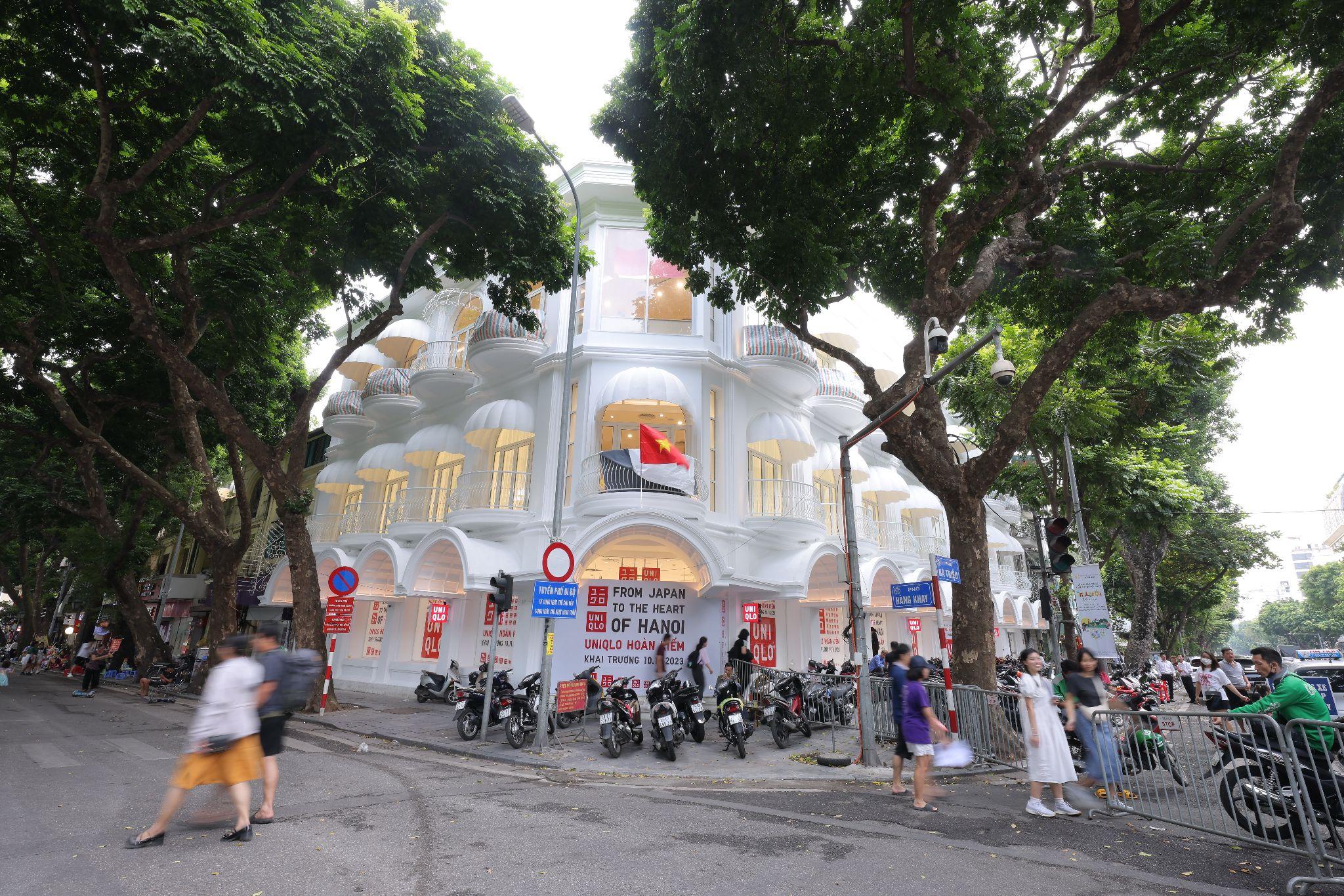 Tham quan cửa hàng UNIQLO Hoàn Kiếm và tận hưởng vẻ đẹp Hà Nội vào những ngày rất “thu”