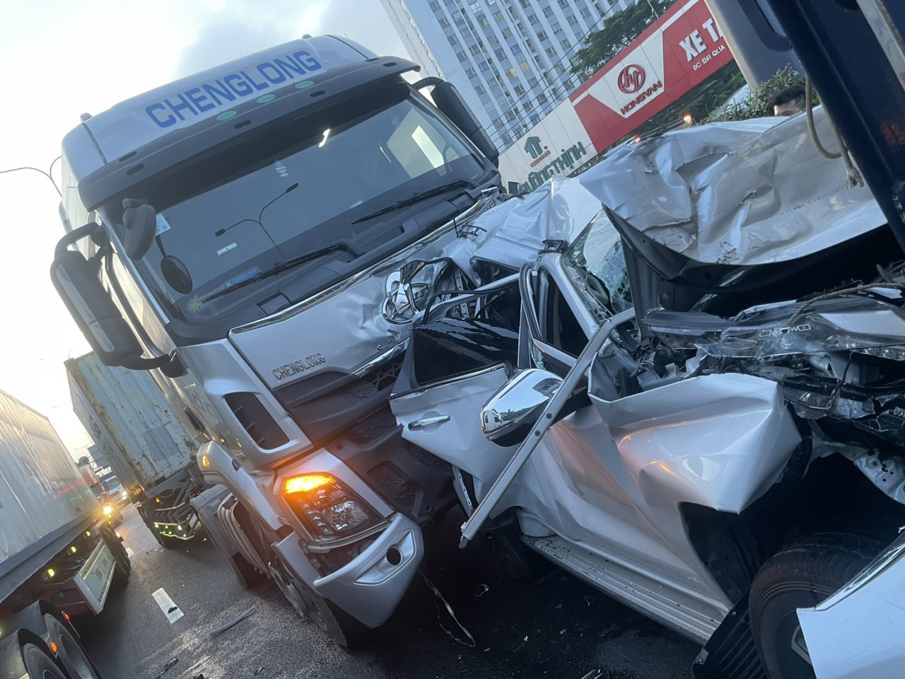 Ô tô con bị bẹp dúm, mắc kẹt giữa xe tải và xe đầu kéo