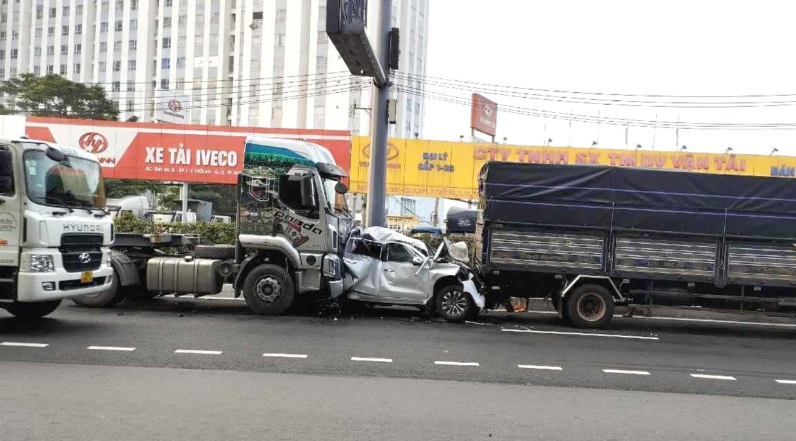 Hiện trường vụ tai nạn liên hoàn (ảnh: NDCC) 