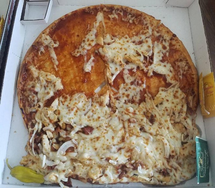 Bằng cách nào đó, phô mai tan chảy trông không ngon miệng khi nó trượt ra khỏi bánh pizza.
