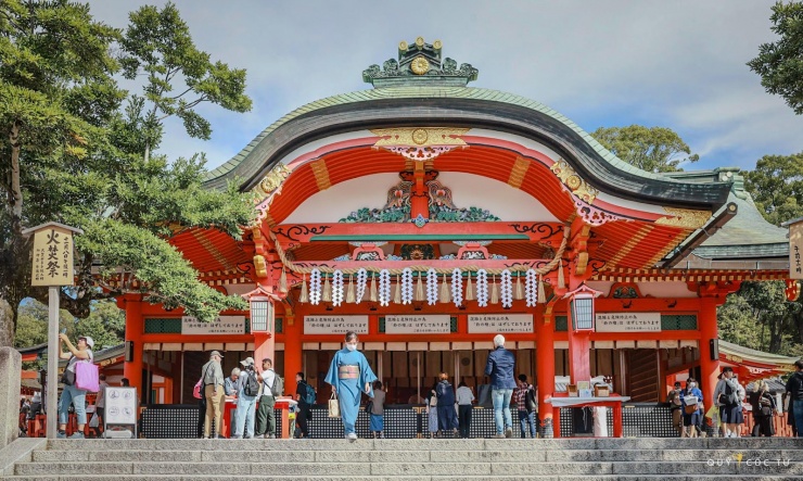 Đền Fushimi Inari-taisha là nơi du khách nhất định phải ghé khi đến cố đô Kyoto.