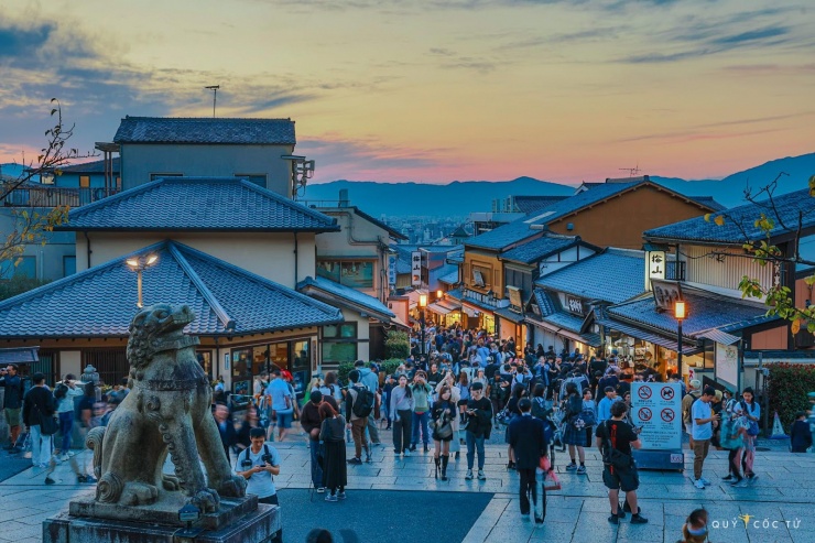 Con đường lên Chùa Otowasan Kiyomizu cổ xưa, nay rộn ràng dấu chân của những du khách hiện đại. Cảnh tượng tấp nập như thế này đã diễn ra suốt hàng trăm năm kể từ khi ngôi chùa được xây dựng.
