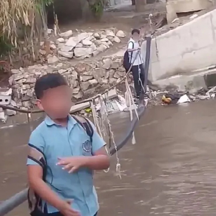 Người dân đang bức thiết yêu cầu chính quyền xây dựng cho họ một cây cầu mới. Ảnh: Jam Press